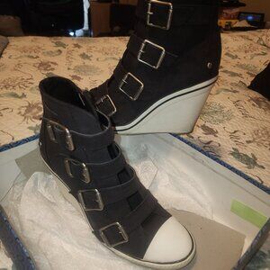 Vera Wang Wedge Heel Shoes